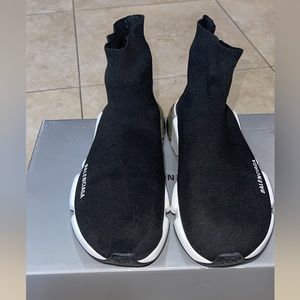 Balenciaga speed trainer w clear sole in color blk.